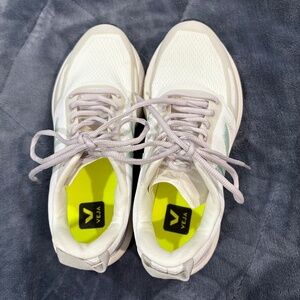 VEJA Women's Mesh Tennis Shoe with Soft Green "V" Size 8.0/Eur 39